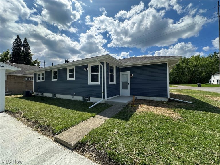 2502 Stocker Avenue, Youngstown, OH - Photo 2