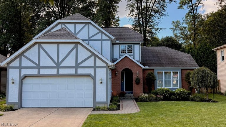 24739 Tara Lynn Drive, North Olmsted, OH - Photo 2