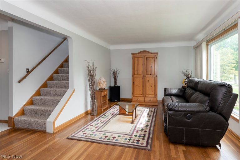 5042 Barton Road, Lyndhurst, OH - Photo 4