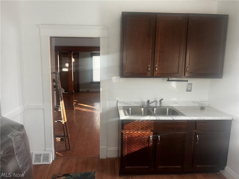 14208 Kingsford Avenue, Cleveland, OH - Photo 6