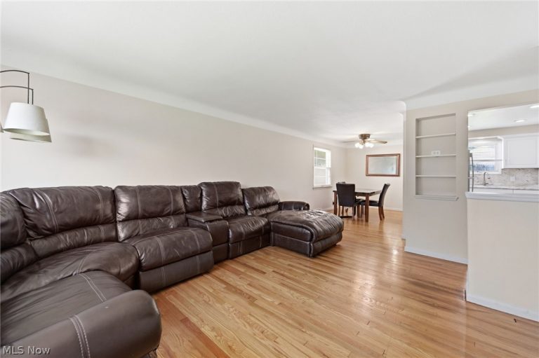 18313 Hazelwood Avenue, Maple Heights, OH - Photo 6