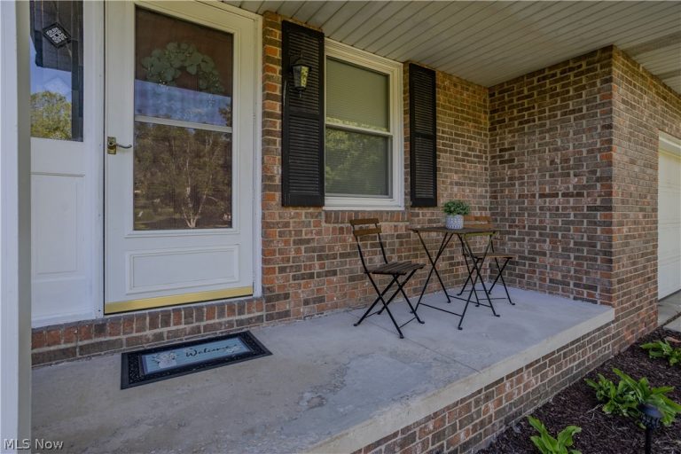 11805 Meadowlane Avenue, Uniontown, OH - Photo 5