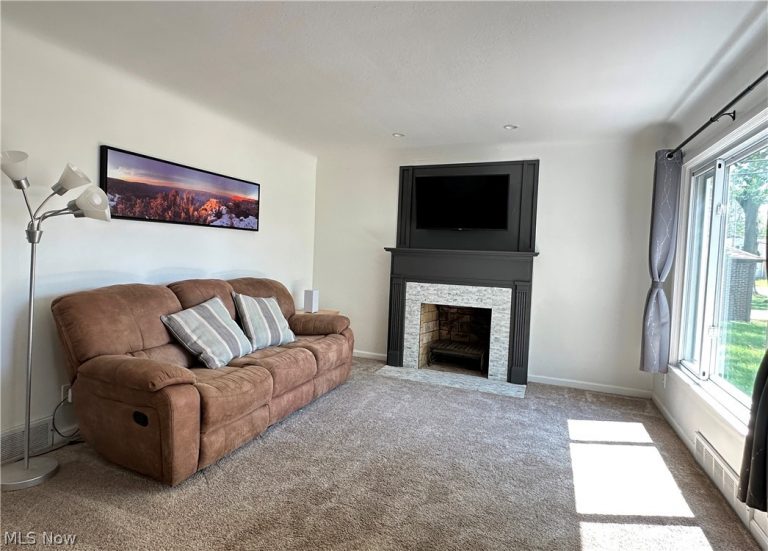 10124 Keswick Drive, Parma Heights, OH - Photo 6