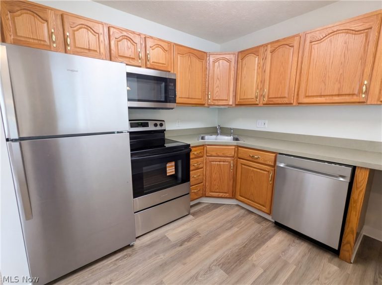1352 Meadow Run, Copley, OH - Photo 2