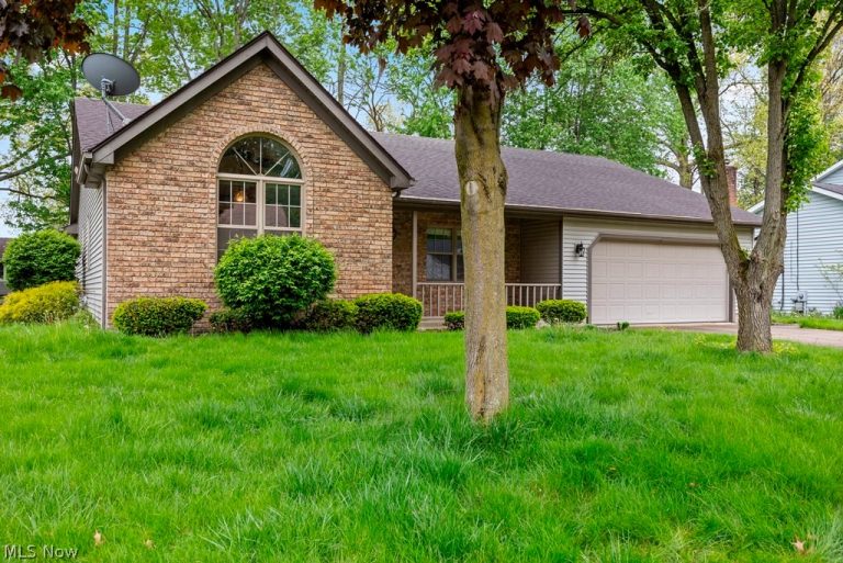 314 Greenwood Court, Elyria, OH - Photo 2