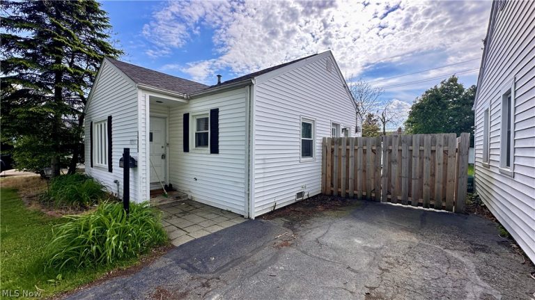 1206 Genesee Avenue, Mayfield Heights, OH - Photo 2