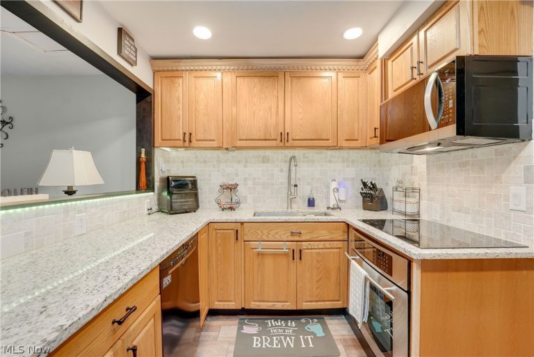 13 Meadowlawn Drive #2, Mentor, OH - Photo 6