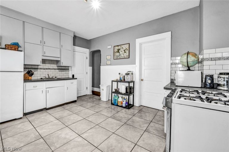 6808 Lansing Avenue, Cleveland, OH - Photo 3