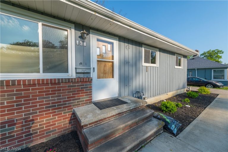 128 Forest Boulevard, Avon Lake, OH - Photo 2