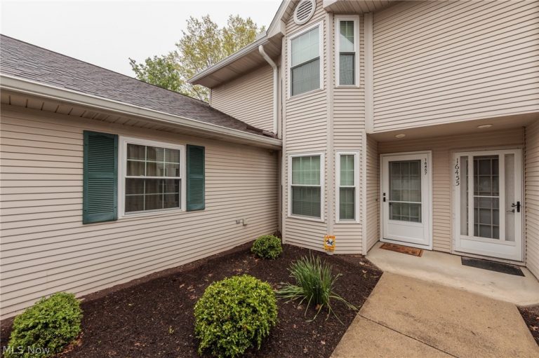 16457 Emerald Point, Middleburg Heights, OH - Photo 2