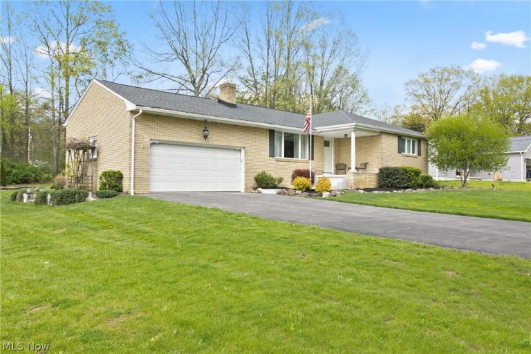 6987 White Oak Drive, Hubbard, OH - Photo 3