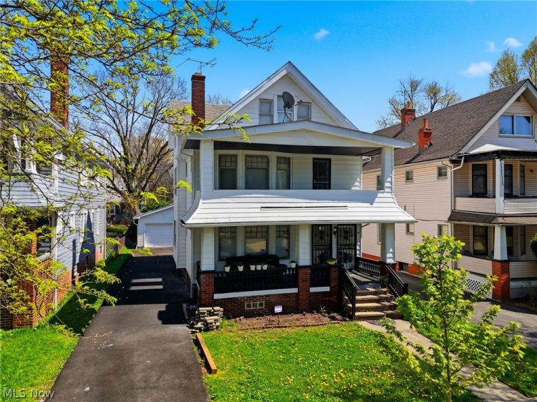 829 Helmsdale Road, Cleveland Heights, OH - Photo 3