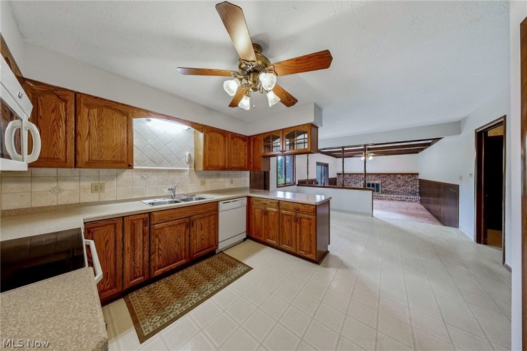 9841 Applewood Drive, North Royalton, OH - Photo 8