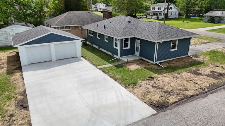 2502 Stocker Avenue, Youngstown, OH - Photo 4