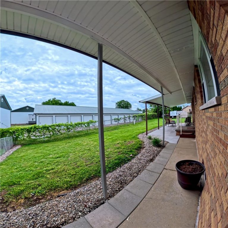 708 Circle Drive, Belpre, OH - Photo 3