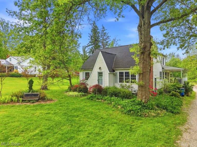 7429 Chagrin Road, Chagrin Falls, OH - Photo 2