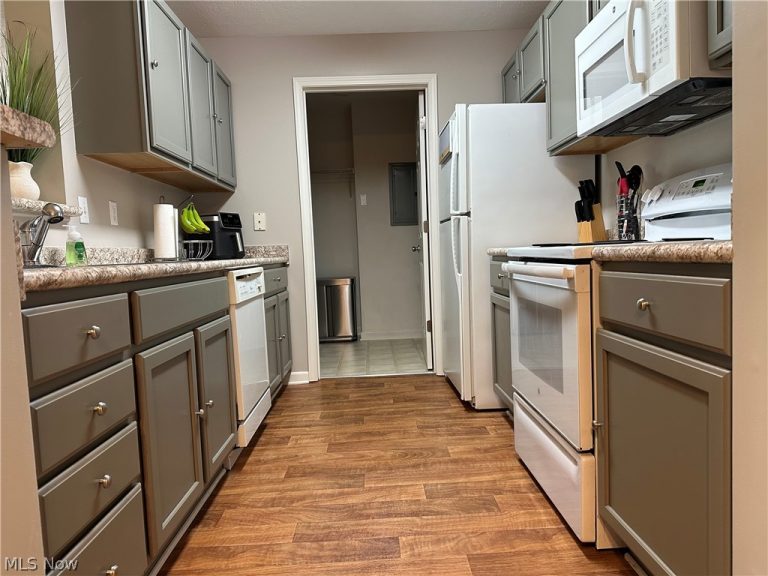 3321 Lenox Village Drive #226, Fairlawn, OH - Photo 4