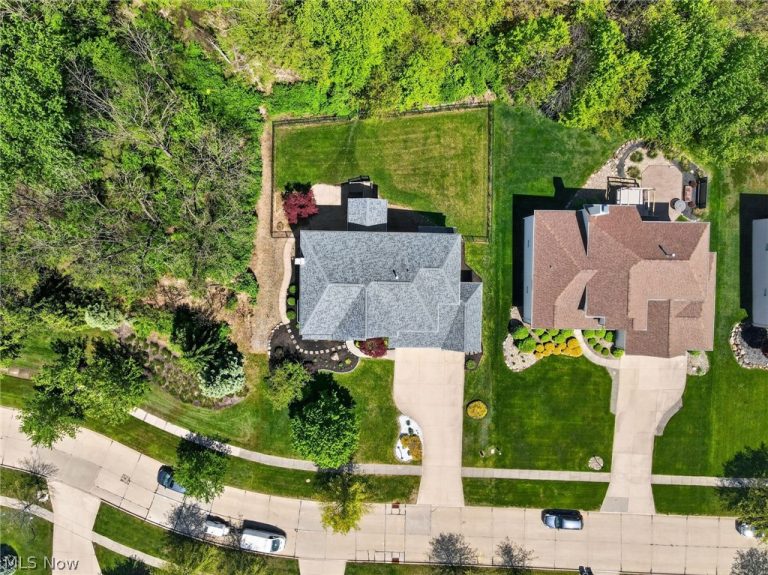 9336 Hampton Drive, North Royalton, OH - Photo 4
