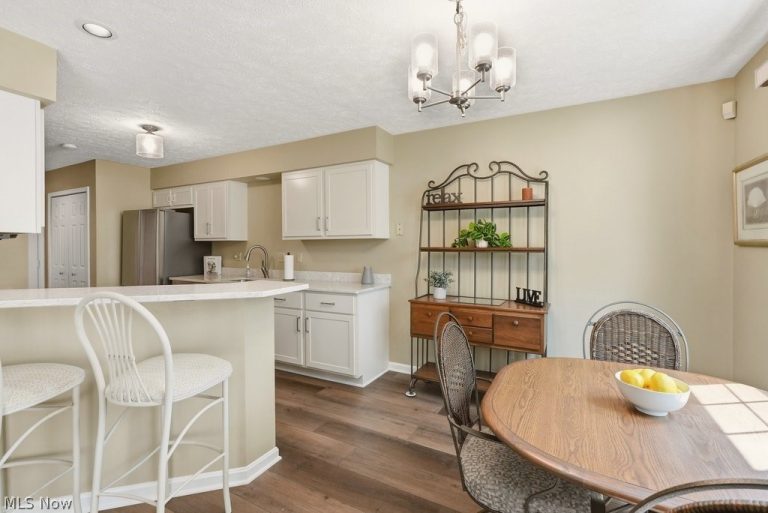 5653 Gateway Lane, Brook Park, OH - Photo 8