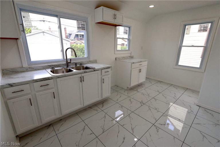 16405 Glendale Avenue, Cleveland, OH - Photo 3