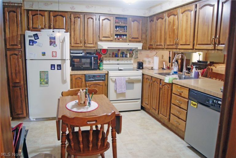 1241 Bison Street, Massillon, OH - Photo 3