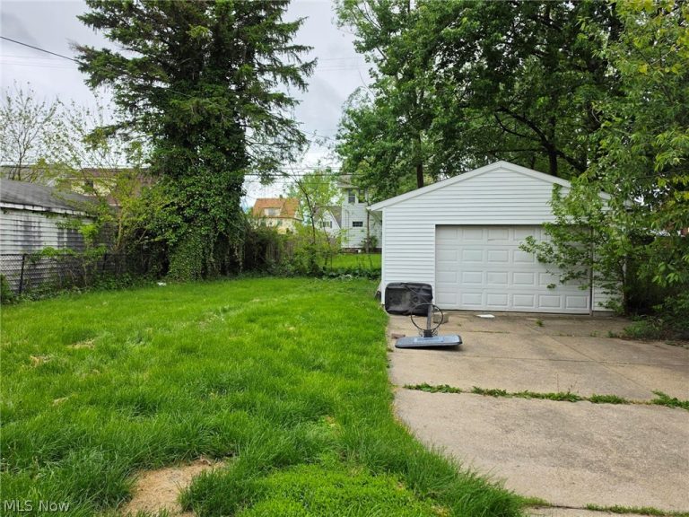 10605 Grace Avenue, Garfield Heights, OH - Photo 4