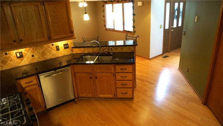 16801 Orchard Grove Drive, Middleburg Heights, OH - Photo 3