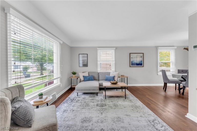 1547 Commodore Road, Lyndhurst, OH - Photo 4