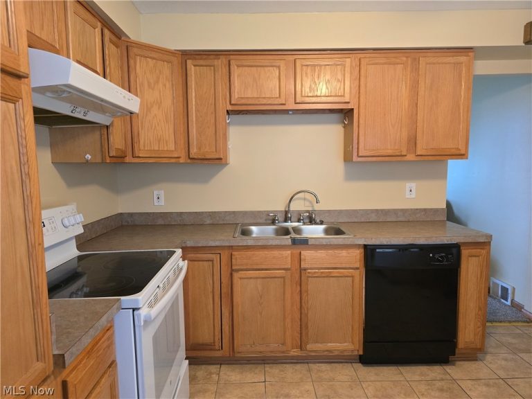 16200 Edgewood Court, Maple Heights, OH - Photo 4
