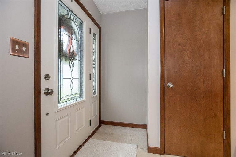 18810 Dellwood Drive, Walton Hills, OH - Photo 2