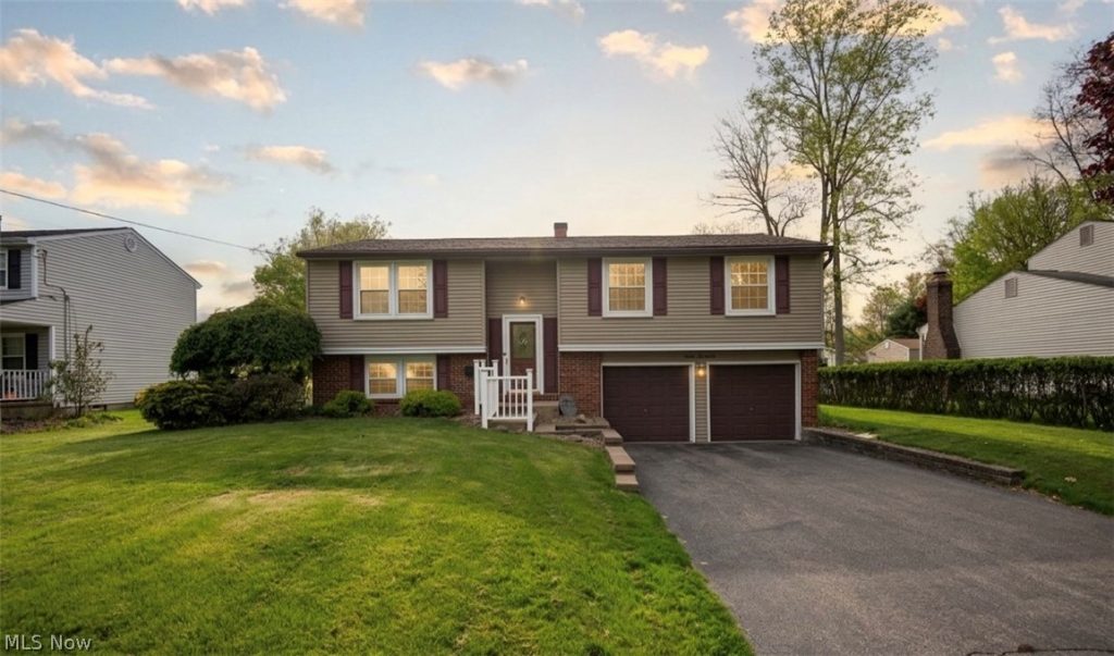 2220 Elm Trace Street, Austintown, OH