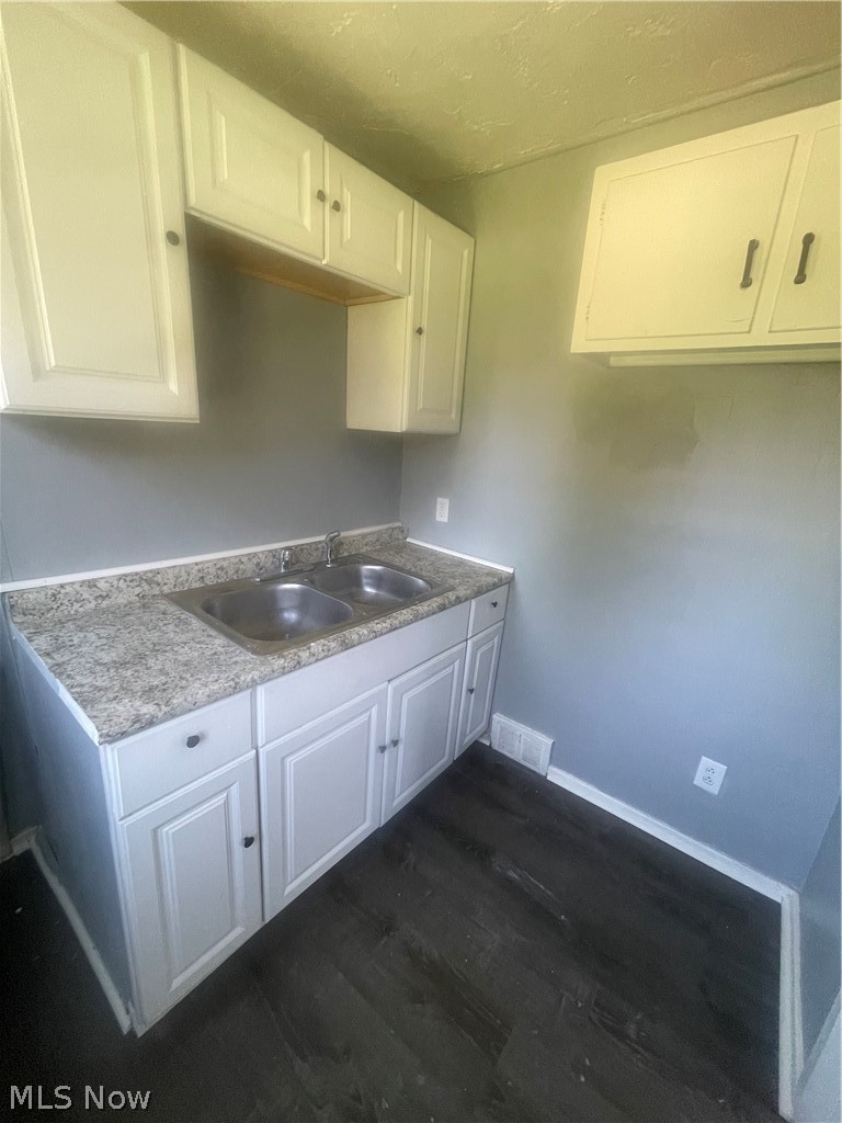 490 Kenwood Drive #J, Euclid, OH - Photo 4