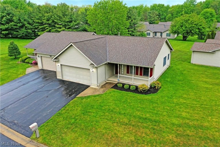5180 Winthrop Drive, Austintown, OH - Photo 2