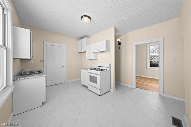 3325 98th Street, Cleveland, OH - Photo 5