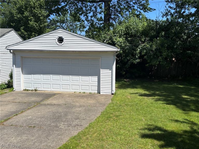 1661 Empire Road, Wickliffe, OH - Photo 3