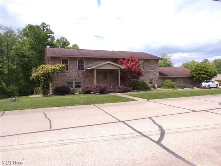 63 Lynn Drive, Williamstown, WV - Photo 2