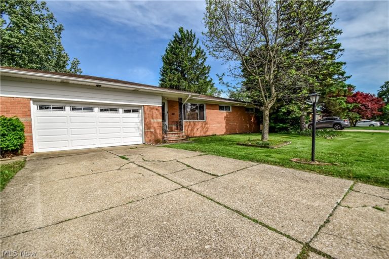 7815 Parmaview Lane, Parma, OH - Photo 2