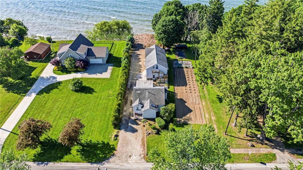 1050 Lake Road, Conneaut, OH