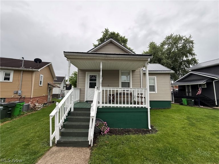 208 1st Street, Uhrichsville, OH - Photo 2