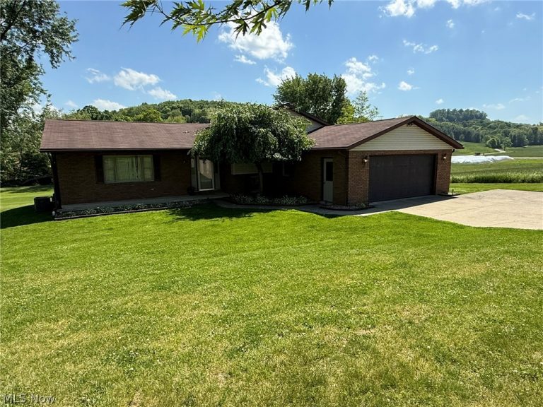 2462 Yorkview Road, New Philadelphia, OH, 44663