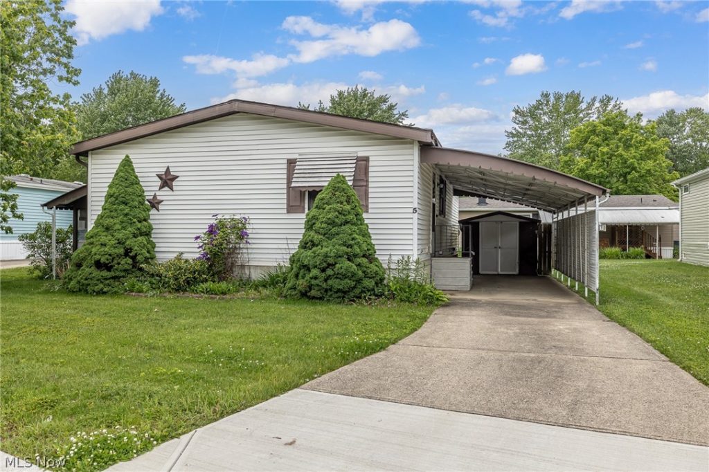 5 Michael Drive, Olmsted Twp, OH