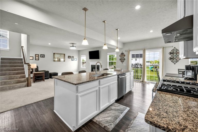 7203 Stonegate Circle, Canton, OH - Photo 5