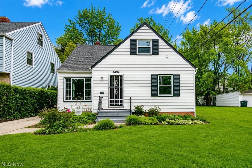 3694 Grosvenor Road, Cleveland Heights, OH