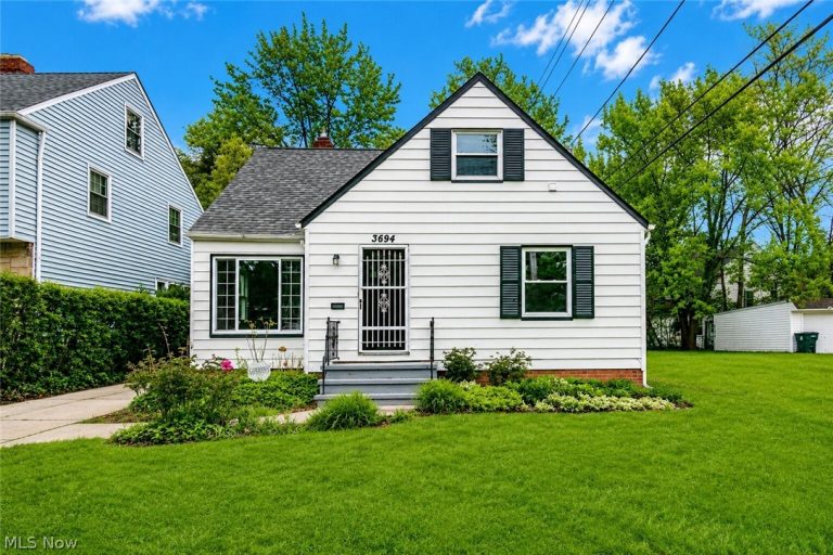 3694 Grosvenor Road, Cleveland Heights, OH, 44118