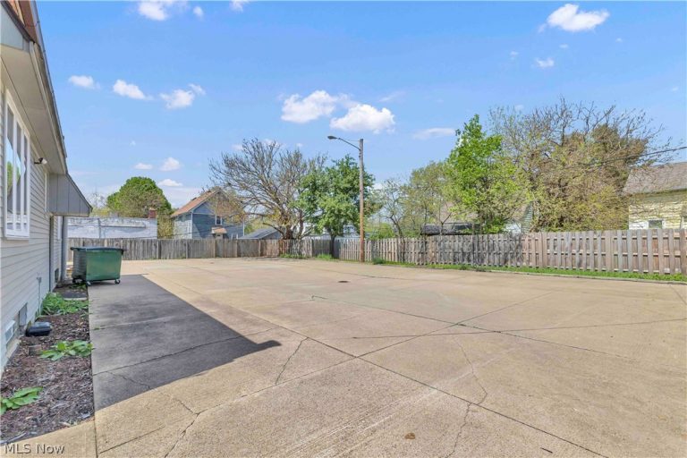 18515 Underwood Avenue, Cleveland, OH - Photo 3