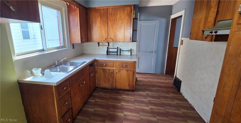 647 Columbia Avenue, Akron, OH - Photo 3
