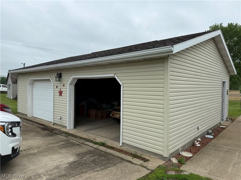 10083 Stillwater Road, Uhrichsville, OH - Photo 3