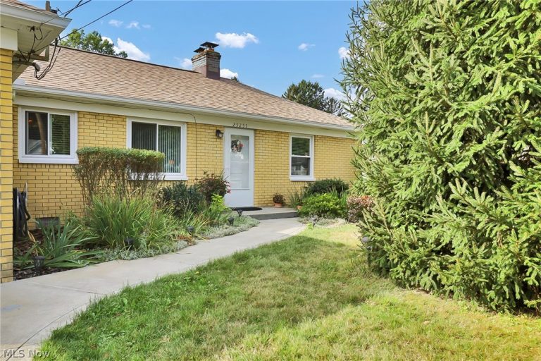 25255 Maple Ridge Road, North Olmsted, OH - Photo 2