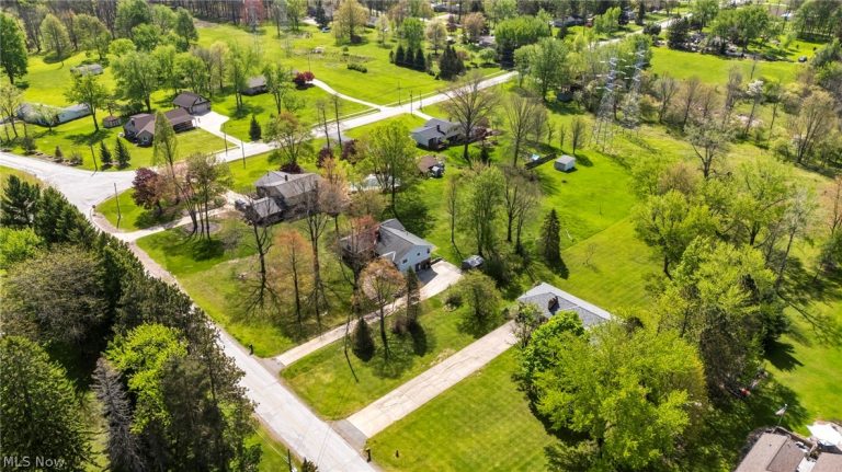17900 Hicks Road, Walton Hills, OH - Photo 8