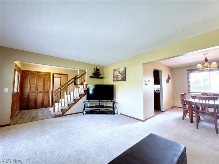 17051 Hunting Meadows Drive, Strongsville, OH - Photo 5